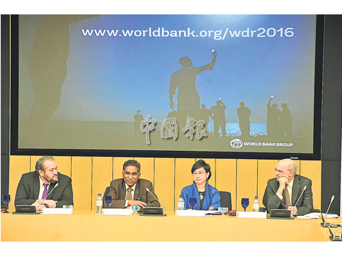 法里斯哈達德（左起）、依萬瑟里加、雅絲敏和烏韋戴希曼近日發布2016年世界銀行全球發展報告。