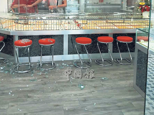 遇劫的金店，滿地盡是玻璃碎片，有4盤金飾被搶走。