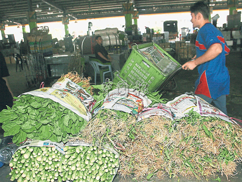 吉隆坡批发公市从4月1日起，拒绝接收没有标签的蔬菜。（档案照）