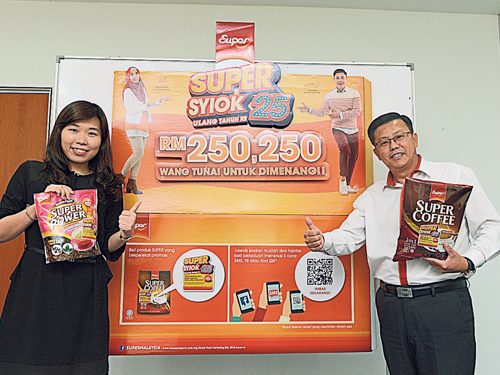 林锦发（右）与夏巧虹推介总值25万250令吉现金奖的“Super Syiok 25”有奖竞赛，是2016年Super给予消费者最真诚的回馈。 