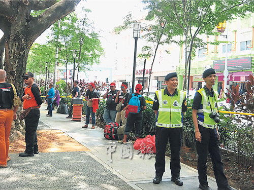多名支持者集合在十合購物廣場門口，警員也在場監督。 