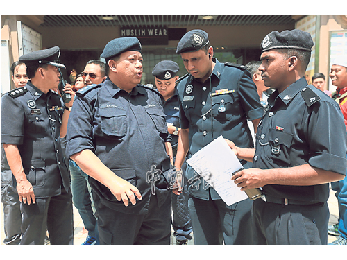 金马警区主任再诺（左2）分配工作，指示警员要注意的事项。