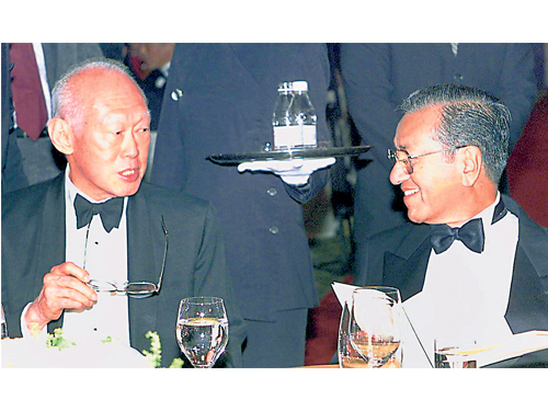 马哈迪和李光耀在2008年一起获颁“东协千禧成就奖”。（档案照） 