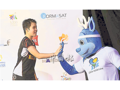 吳堇溦（左）在奧爾良挑戰賽頒獎禮上接受吉祥物擊掌祝賀。（照片源自Clto Badminton面書）