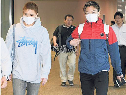 田兒賢一（左）和桃田賢鬥雙雙抵達東京機場時，不發一言。