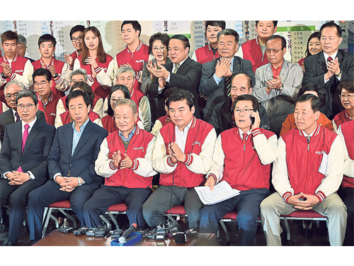 执政党新世界党议会领袖元裕哲（前排中）和其他党员，在首尔的新世界党总部，一起收看大选的出口民调电视新闻报导。（美联社） 