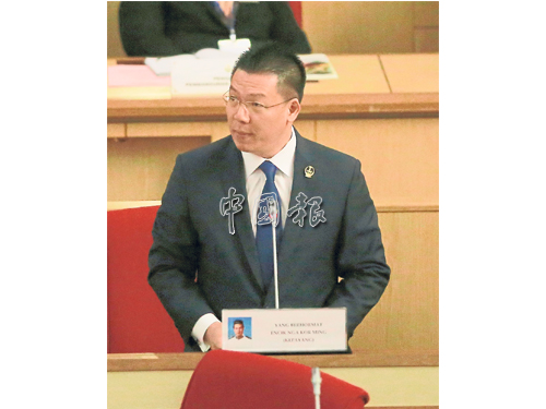 行动党甲巴央州议员倪可敏于辩论环节中发言。 