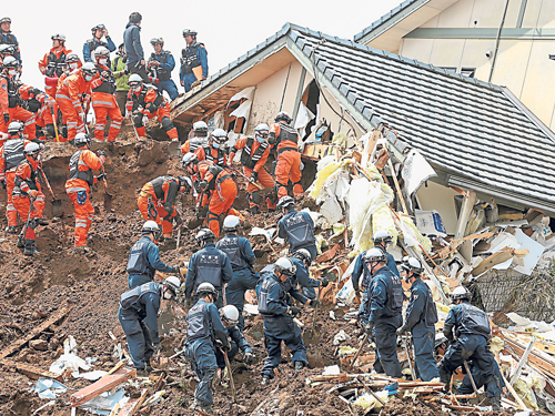 救援人員周二仍在南阿蘇村的廢墟，尋找生還者。（歐新社）