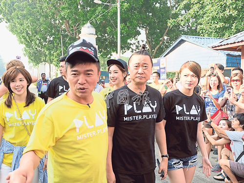 吳宗憲（左2）等藝人抵達瓜雪皇家山時，受到居民的熱烈歡迎。