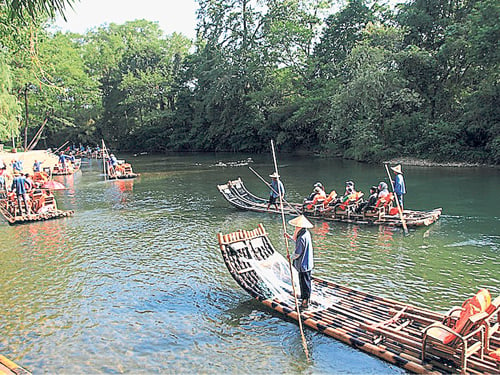 竹筏漂流是回歸原始自然的體驗，由於竹子性質具備較強的浮力，能讓乘客安穩地沿溪暢游。 