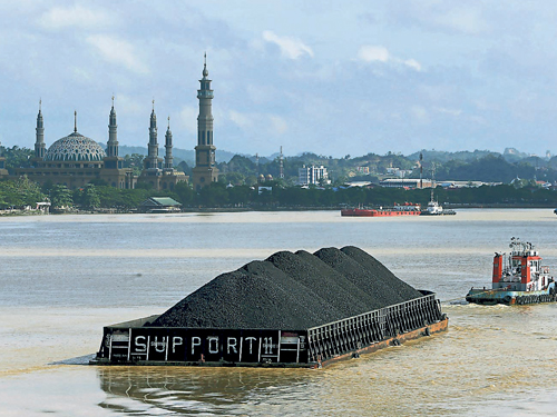印尼加里曼丹三馬達林的河道上，一艘艘拖船將煤炭炭拉向大海運往菲律賓。加里曼丹如今有至少兩個煤炭運輸港停止發出開向菲律賓的准證，理由是菲南水域不安全。（路透社）