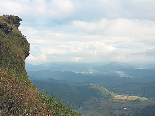 普济发的下午，站在悬崖上可看见邻国寮国的山村。