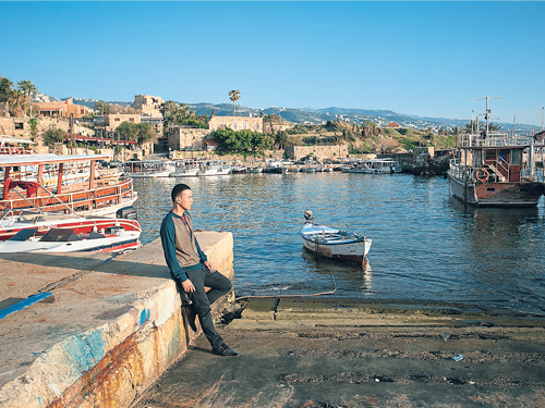  攝於黎巴嫩首都貝魯特以北38公里處的沿海小鎮比布魯斯（Byblos），在阿拉伯語叫Jbeil，是在《聖經》中曾提及的城市“蓋比勒”。自第一批漁民群體在這裡定居至今已有7000年，據說是世界上最古老，至今一直有人居住的城市之一。聯合國教科文組織在1984年，將比布魯斯列入世界文化遺產名冊。
