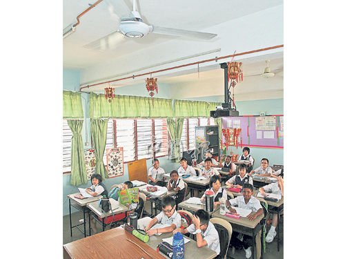 天气太炎热，学校允许学生们提早开电风扇。（档案照） 