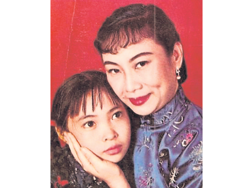 胡蝶在《苦兒流浪記》裡演蕭芳芳的生母。
