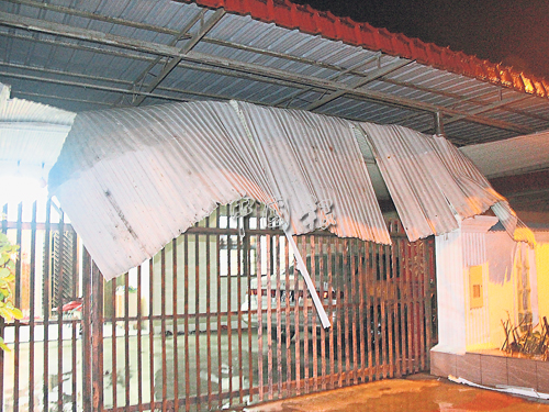 居民住家涼棚被強風撕破兩半。 