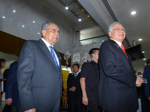 首相納吉（右）在阿德南（左）的陪同下，走進國父大廈，出席內閣會議。