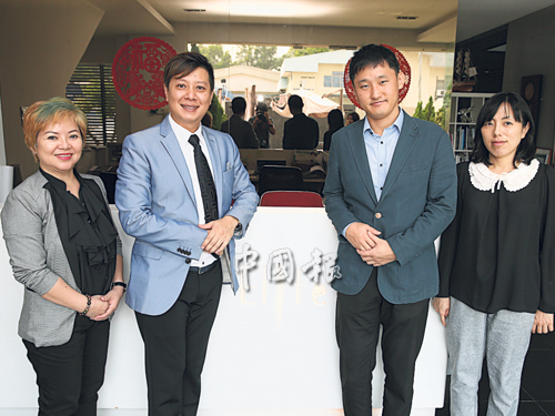 （左起）馬來西亞美甲與彩妝藝術大師協會主席劉俞讌、輝煌展覽有限公司首席執行長林泳煌，以及韓國貿易機構總經理延承桓和經理張雪嫺合照。