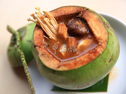 濃郁且酸辣開胃的冬蔭椰子湯，以清涼椰水和新鮮香料烹調而成，配料主要是杏鮑菇、椰菜花、西蘭花、生菇和金針菇等。
