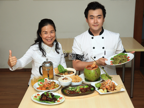 陳碧霞（左）表示，餐廳每天都會推出一套以100%有機菜且無油的健康套餐，給一些想要吃得清淡無負擔的食客。右為主廚黃偉傑。 
