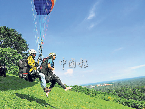 萬津朱格拉山的新玩意滑翔傘，從山上滑下飛翔遨遊。