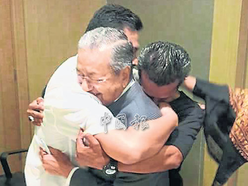 “慕克里茲馬哈迪FC”面子書,週二下午上載馬哈迪與支持者相擁的照片。(圖取自Mukhriz Mahathir FC)