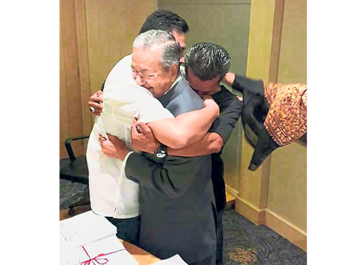 “慕克里茲馬哈迪FC”面子書,週二下午上載馬哈迪與支持者相擁的照片。(圖取自Mukhriz Mahathir FC)