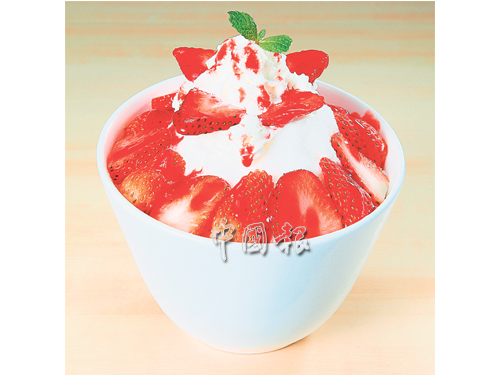 清涼的草莓韓式刨冰，入口柔美甜蜜，最重要的是新鮮水果所帶來的酸甜味，更具有解膩消暑感。