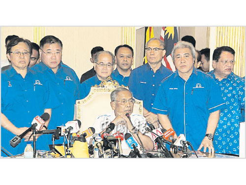 阿德南沙登(坐者)召開新聞發佈會;左為阿邦佐哈里,右2是阿旺登雅等人。