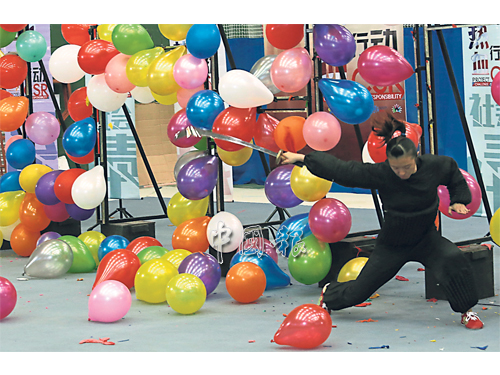 蔡奉薇在演練刀術過程中迅速將氣球一一刺破。