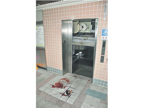 發生事故的宜大電梯現場血跡斑斑。（中央社） 