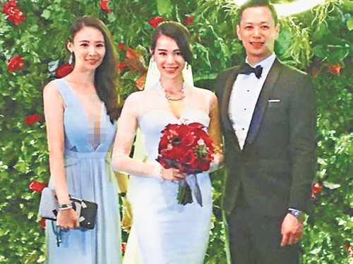 富婆Joy（左）去年底出席好友Philip與胡杏兒的婚禮，送上祝賀。（Instagram圖片） 