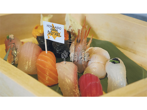 Sushi Deluxe里有各种顶级海产制成的寿司，加上低温制法米入口即化的香气和口感，绝对能为这款寿司拼盘加分不少。 