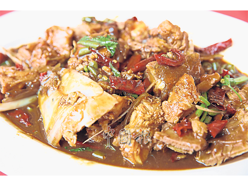 潮州菜里，即场烹煮的酱料最考工夫，这道自行调配马来栈辣椒，配上姜、阿参片和豆酱等材料而成的酸辣炒黑鲨，肯定成为你最爱的潮州菜之一。