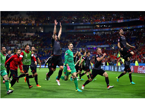 创下球队在欧锦赛历史上的首场胜利，阿尔巴尼亚球员赛后开心不已。（照片来源：欧锦赛官网）