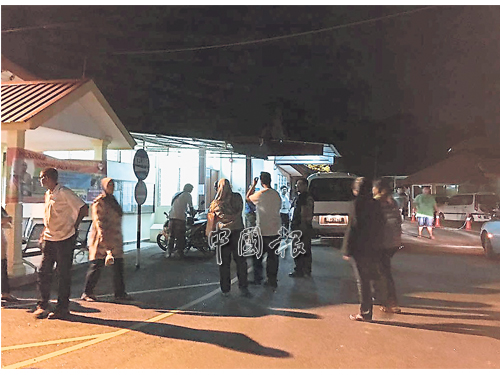 槟城中央医院器官部职员，漏夜赶往浮罗山背医院太平间，向死者家属了解要捐献的器官。 
