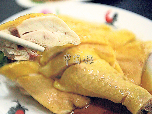 皮黃且肉質肥美紮實的菜園雞，入口可嘗到鮮甜的雞肉味，老闆表示，他們每天皆採用新鮮宰殺的菜園雞製作雞飯。 