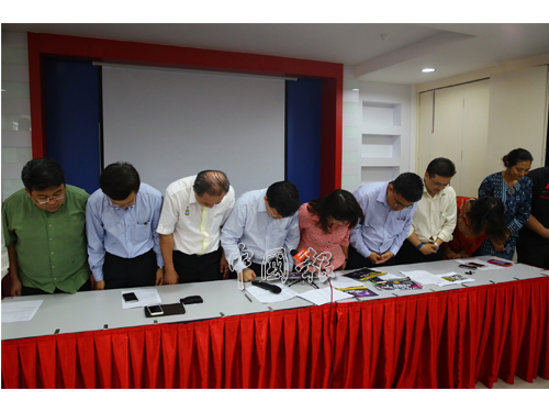 曹觀友（左4）帶領行動黨檳州領袖向捐款的支持者及民眾鞠躬，表達謝意。