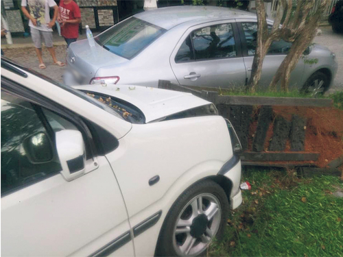 白色肯那麗轎車的車頭雖被撞爛，但所幸馬來女生經過搶救后暫時無大礙。
