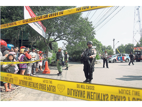 梭罗市警察局遭袭后，全副武装警察在警局前驻守。（欧新社）
