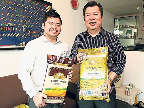 ecoBrown绿康宝顾问蔡庆仁（右），手上拿着的ecoBrown Gold，是ecoBrown最新推出的糙米加红米及黑米的新产品，营养更丰富。口感方面，黑米有糯米的黏性，红米则比糙米更有嚼劲。左为马来西亚粮食有限公司营业经理刘学聪。