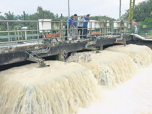 柔佛河濾水站的抽水系統于週三恢復正常運作,柔佛水務控股有限公司工作人員前往抽水站視察情況。