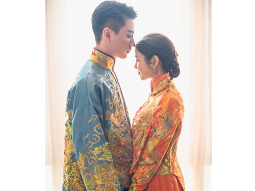 陳曉（左）和陳妍希迎親儀式穿中式禮服。陳曉經紀公司提供