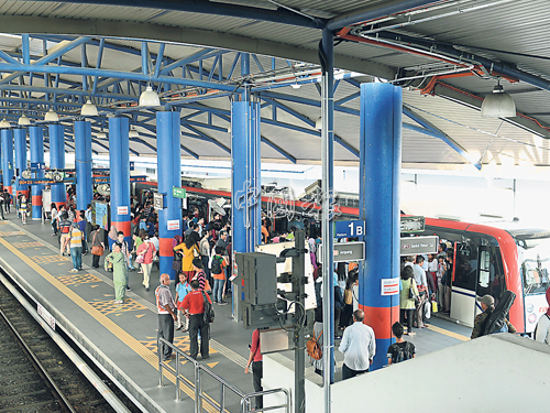 前往冼都东部的列车挤满搭客，与另一边前往安邦的月台形成鲜明对比。 