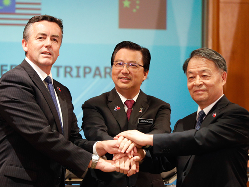 廖中莱（中）与澳洲交通部长彻斯特（左）和杨传堂表明若有新发现，不会放弃寻找。