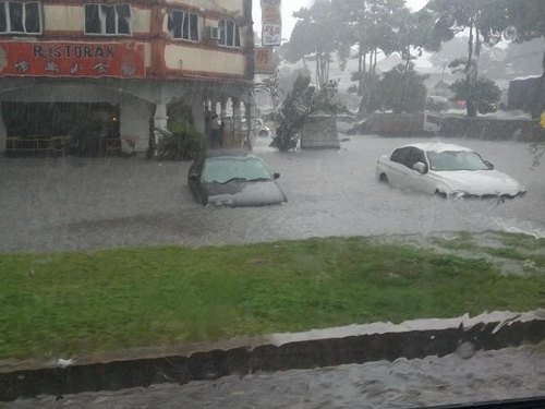 根據網友在網站張貼的照片，在雙溪毛糯新村警察局對面的商業區發生水災，有數輛車浸泡水中。