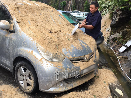 安邦武吉柏邁花園（Bukit Permai）珍珠閣山壁下方車輛被山泥覆蓋。