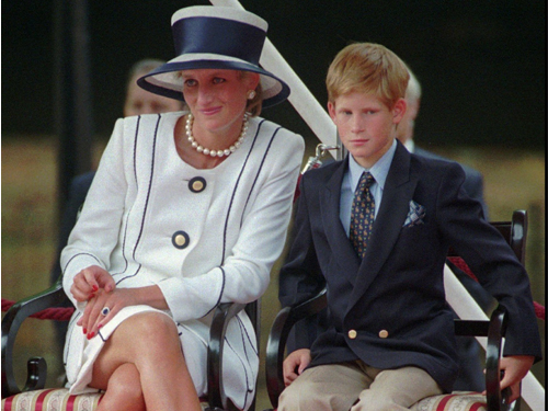哈里 王子小時候和母親戴安娜一起出席活動。（互聯網）