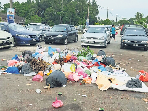關丹甘榜爪哇早市旁泊車場，非法垃圾堆問題日益嚴重。 