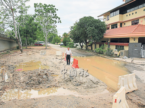 位于第4路路口的施工處，留下大量泥土，工程處理不當形成地陷問題，以致道路長期積水。 